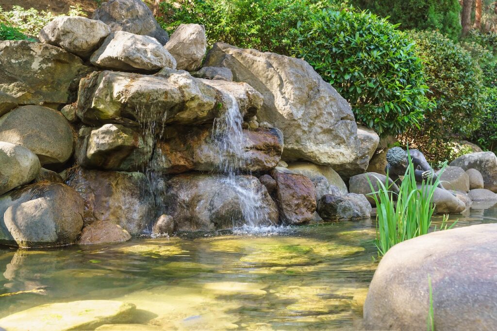 What Is a Natural Rock Water Feature And Its Benefits?